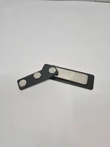 Pin Identificador Credencial Personalizada C/laser, Con Imán Dorado - Imagen 10